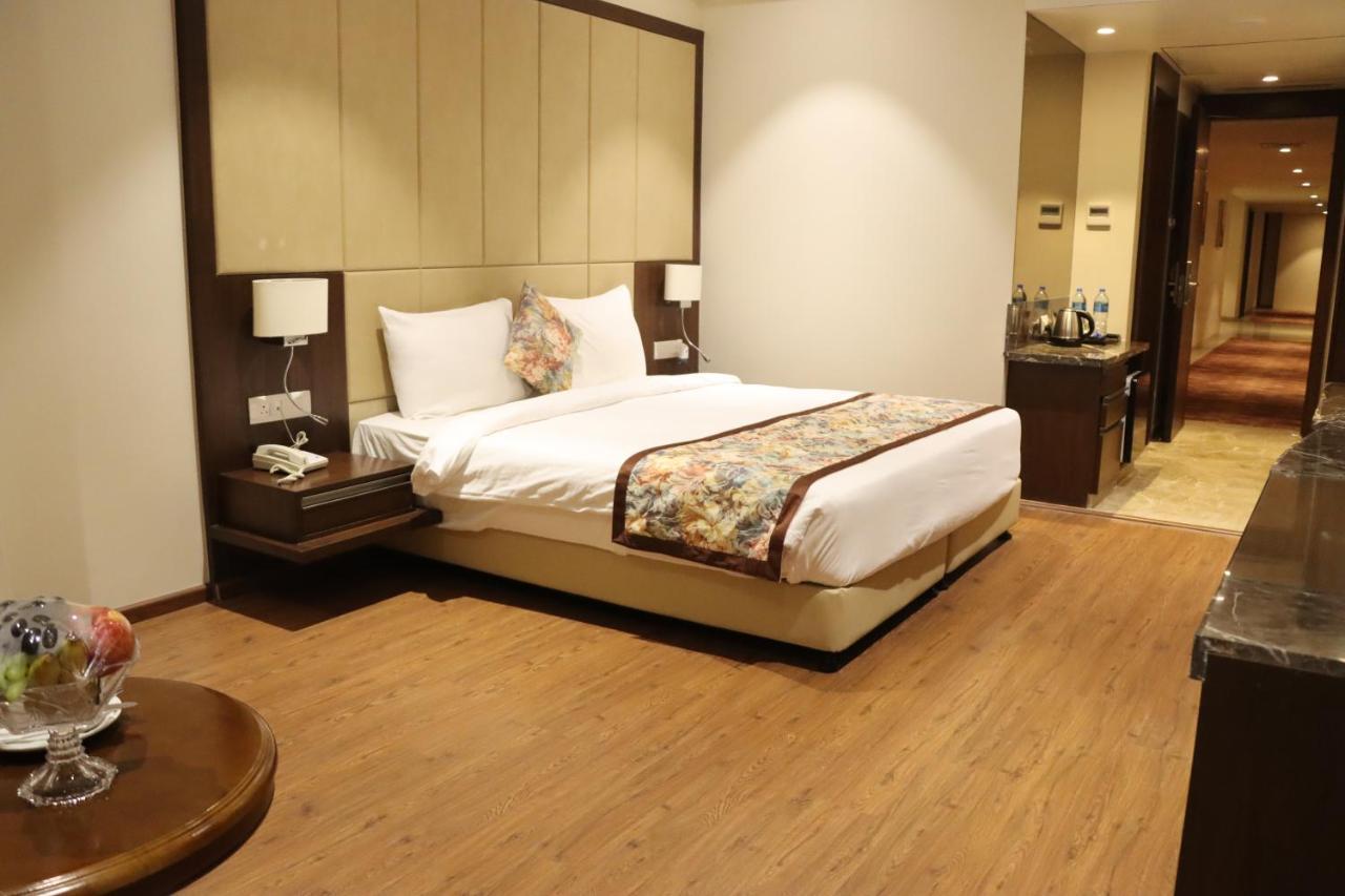 Pride Hotel Bhopal Exterior foto