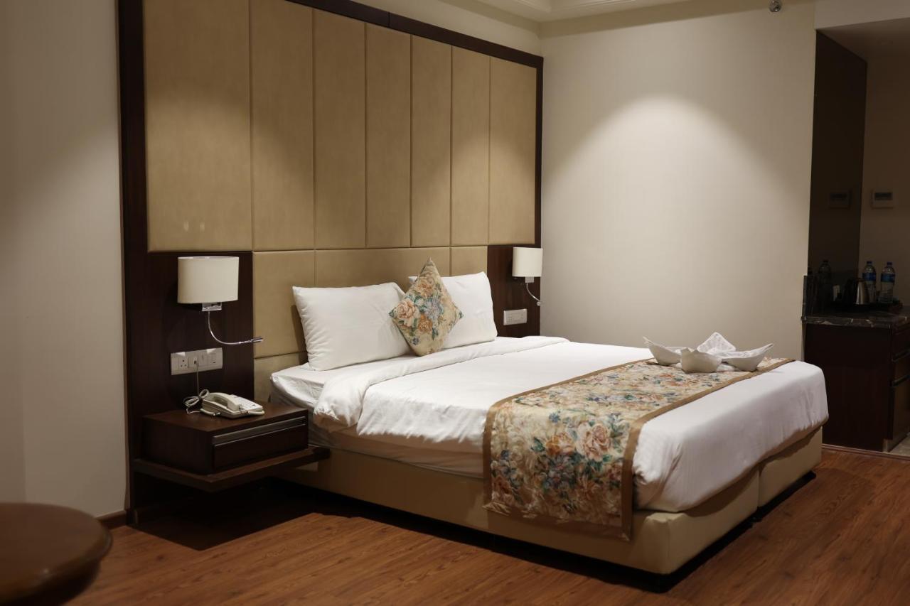 Pride Hotel Bhopal Exterior foto
